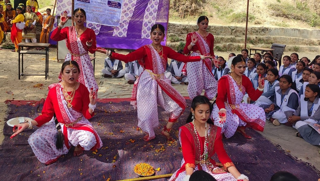 देवाल में संस्कृत भाषा प्रतियोगिता में प्रतिभाग करते हुए छात्राऐं।