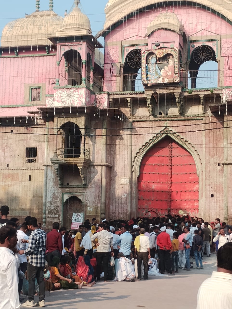 रामनगर किले के बाहर हनुमान जी के दर्शन के लिए कतारबद्ध श्रद्धालु:फोटो बच्चा गुप्ता रामनगर किले के बाहर हनुमान जी के दर्शन के लिए कतारबद्ध श्रद्धालु:फोटो बच्चा गुप्ता
