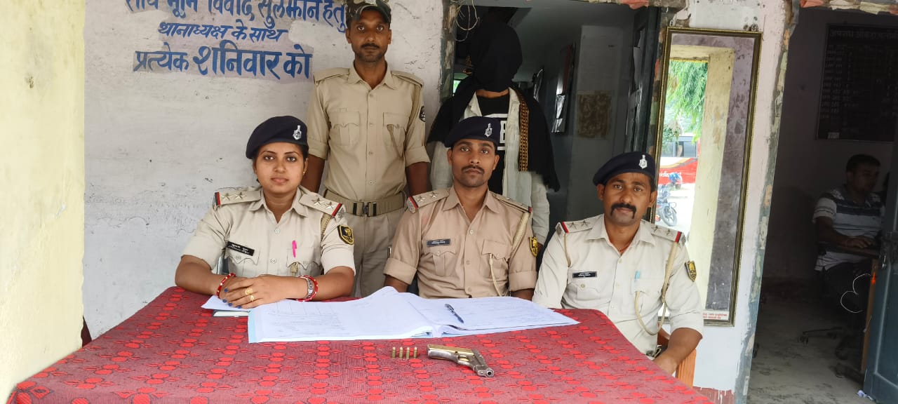 बरामद हथियार के साथ गिरफ्तार अपराधी बरामद हथियार के साथ गिरफ्तार अपराधी