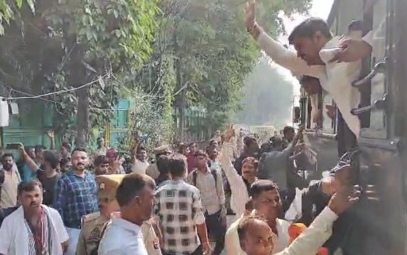 प्रदर्शन कर रहे एम्बुलेंस चालकों को ले जाती पुलिस प्रदर्शन कर रहे एम्बुलेंस चालकों को ले जाती पुलिस