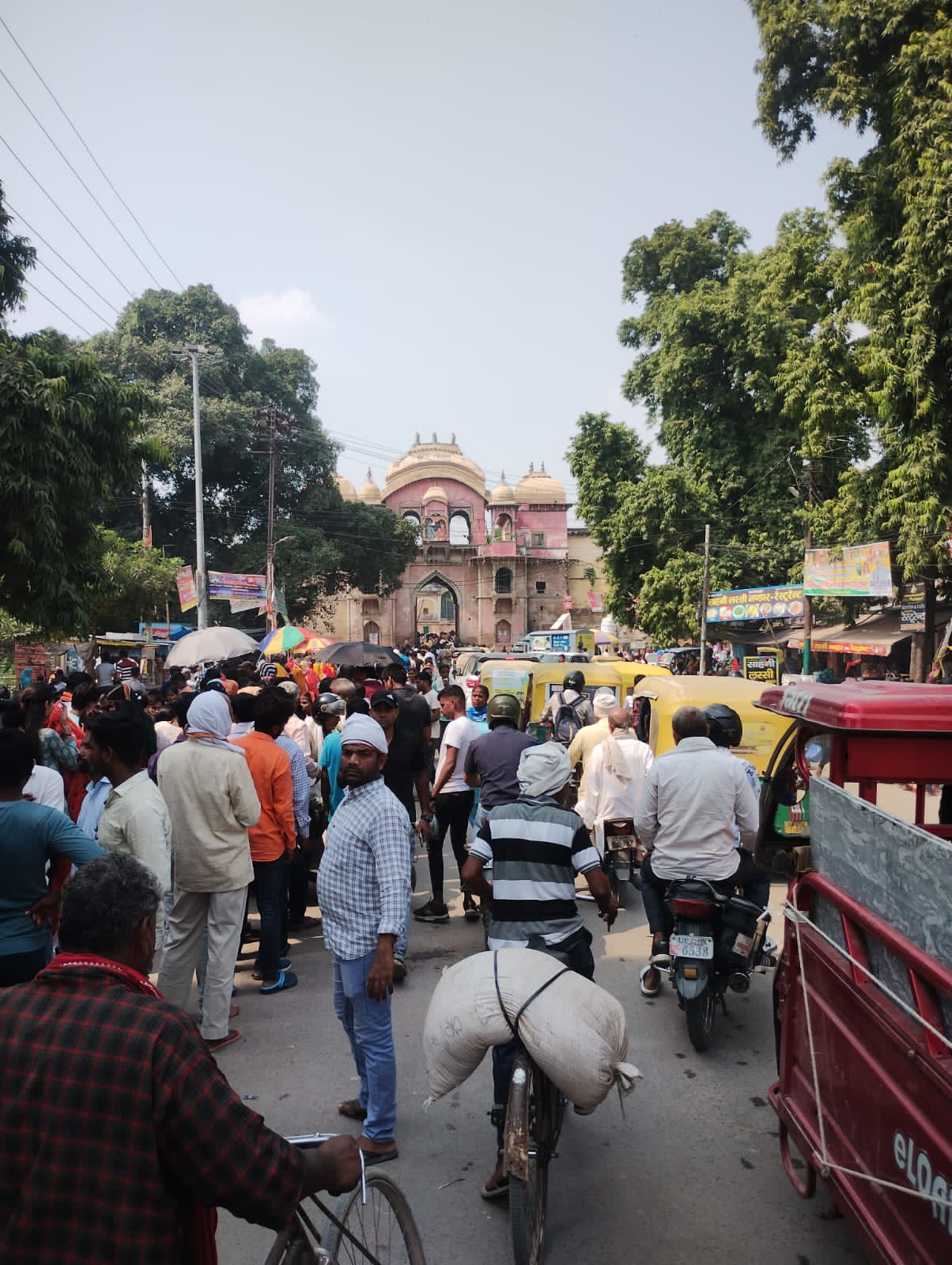 रामनगर किले के बाहर हनुमान जी के दर्शन के लिए कतारबद्ध श्रद्धालु:फोटो बच्चा गुप्ता रामनगर किले के बाहर हनुमान जी के दर्शन के लिए कतारबद्ध श्रद्धालु:फोटो बच्चा गुप्ता