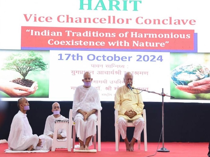 शुक्रवार को सूरत के वेसू में आयोजित पर्यावरण गोष्ठी में संबोधन करते राष्ट्रीय स्वयं सेवक संघ के सरसंघचालक मोहन भागवत। शुक्रवार को सूरत के वेसू में आयोजित पर्यावरण गोष्ठी में संबोधन करते राष्ट्रीय स्वयं सेवक संघ के सरसंघचालक मोहन भागवत।