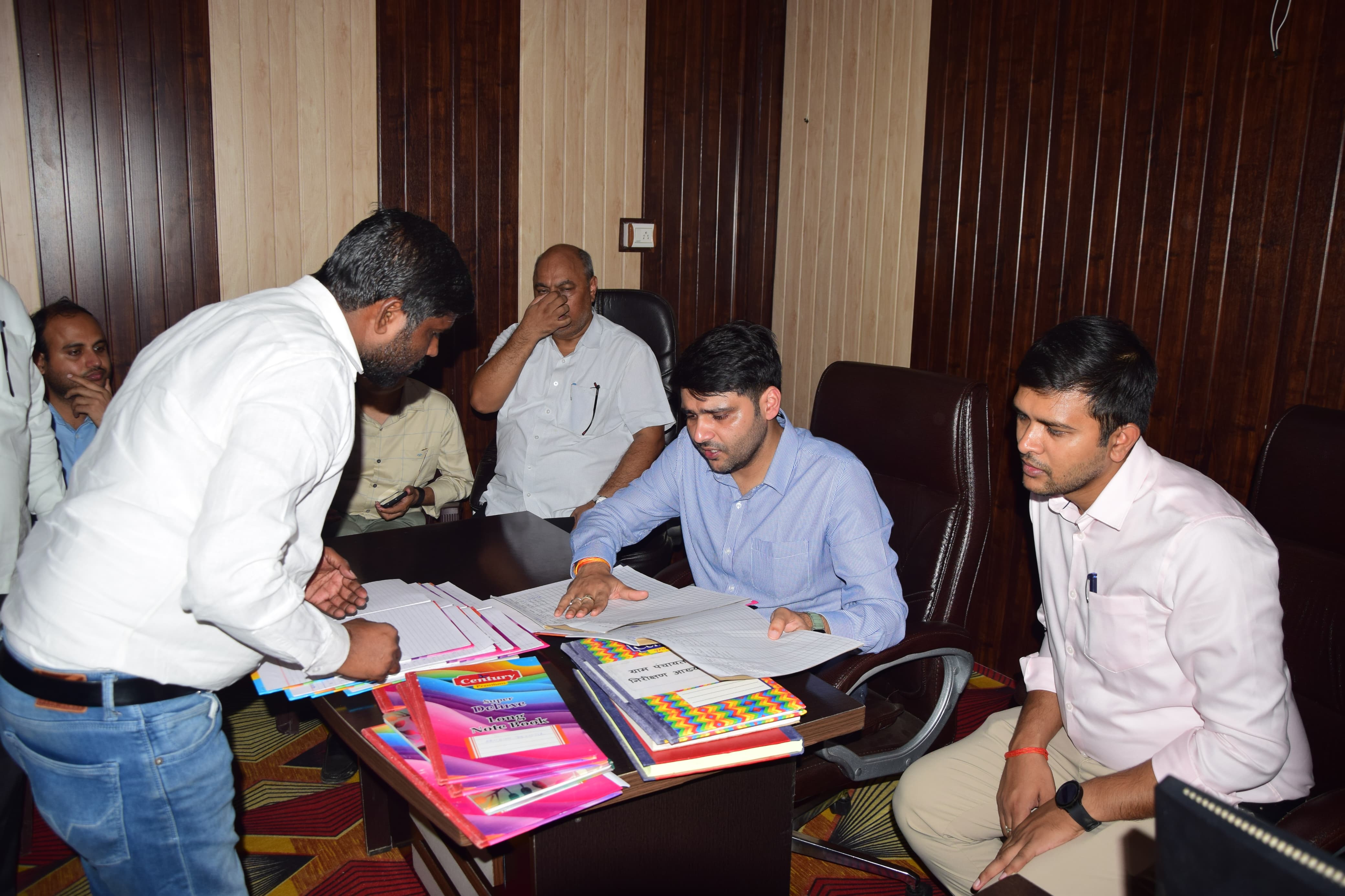 निरीक्षण के दौरान सीडीओ से बोली महिला साहब शौचालय बनवा दो निरीक्षण के दौरान सीडीओ से बोली महिला साहब शौचालय बनवा दो