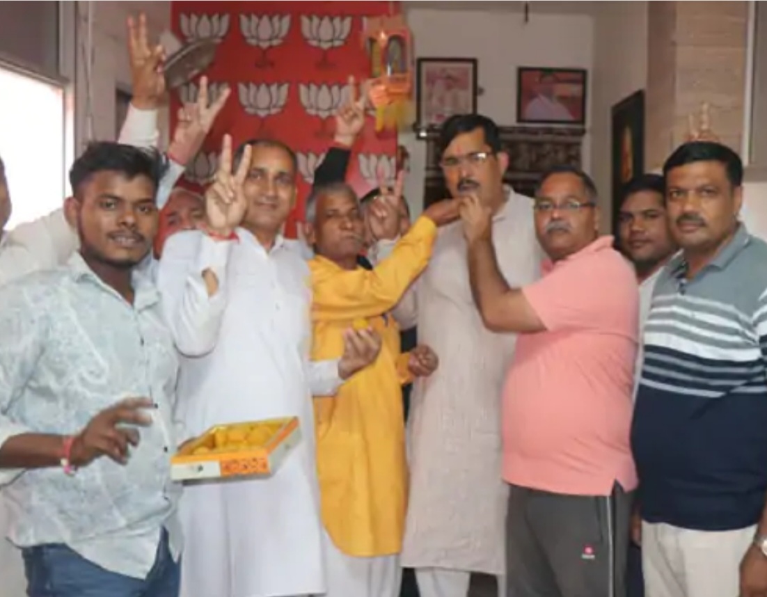 गौरव गौतम के मंत्री बनने के बाद समर्थक एक दूसरे को मिठाई खिलाते हुए गौरव गौतम के मंत्री बनने के बाद समर्थक एक दूसरे को मिठाई खिलाते हुए