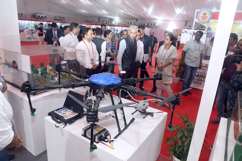 मध्य प्रदेश माइनिंग कॉन्क्लेव-2024 की प्रदर्शनी का अवलोकन करते हुए प्रमुख सचिव अनुराग जैन मध्य प्रदेश माइनिंग कॉन्क्लेव-2024 की प्रदर्शनी का अवलोकन करते हुए प्रमुख सचिव अनुराग जैन