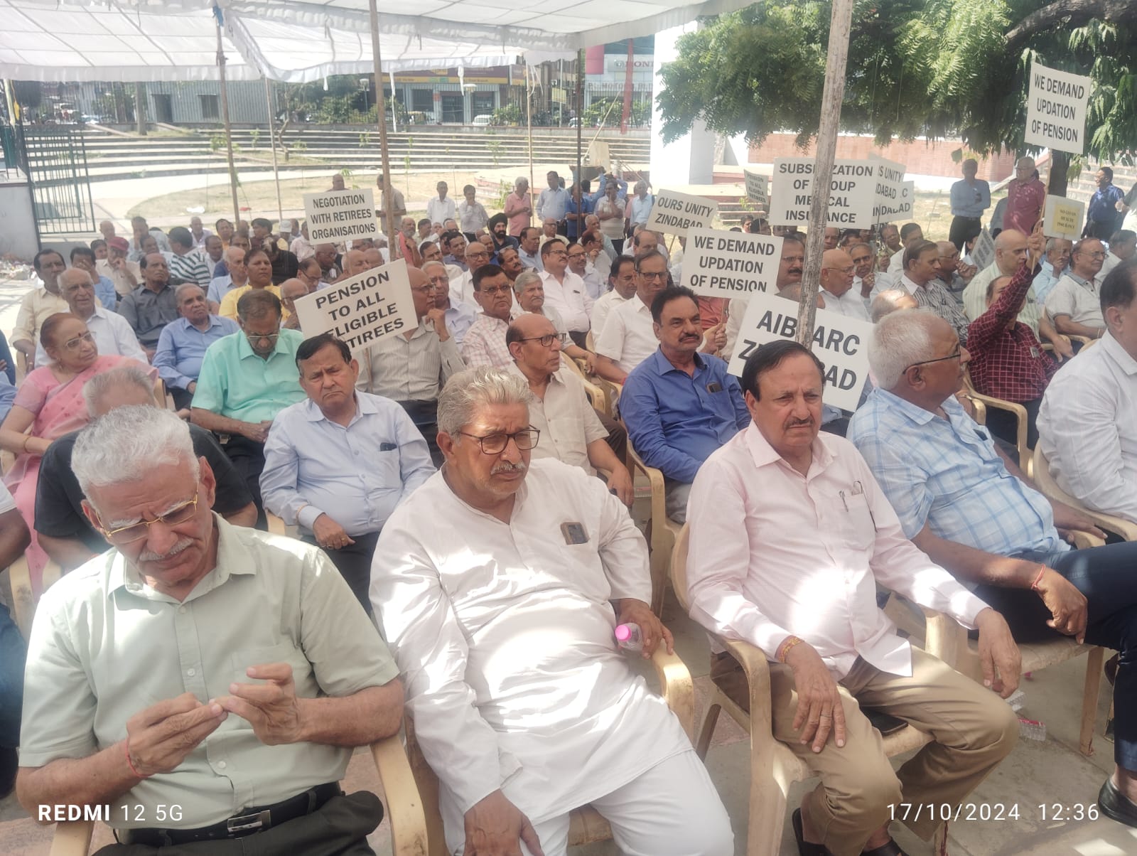 सेवानिवृत्ति बैंक कर्मियों ने दिया शहीद स्मारक पर धरना सेवानिवृत्ति बैंक कर्मियों ने दिया शहीद स्मारक पर धरना