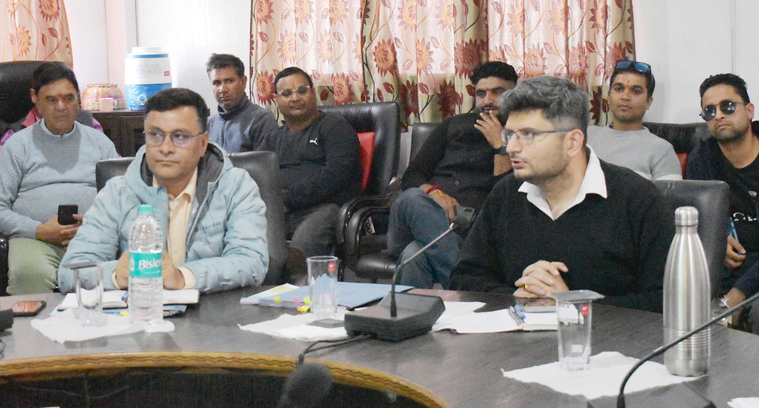 जोशीमठ में आपदा प्रभावितों से डीपीआर के प्रस्तावों को लेकर बातचीत करते हुए डीएम चमोली। जोशीमठ में आपदा प्रभावितों से डीपीआर के प्रस्तावों को लेकर बातचीत करते हुए डीएम चमोली।