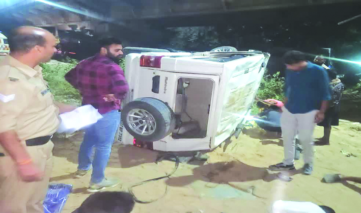 पुल के नीचे गिरी बोलेरो पुल के नीचे गिरी बोलेरो