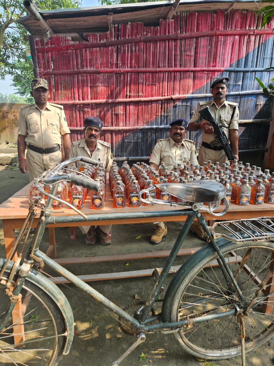 अररिया फोटो:बरामद शराब के बोतल के साथ बसमतिया पुलिस अररिया फोटो:बरामद शराब के बोतल के साथ बसमतिया पुलिस