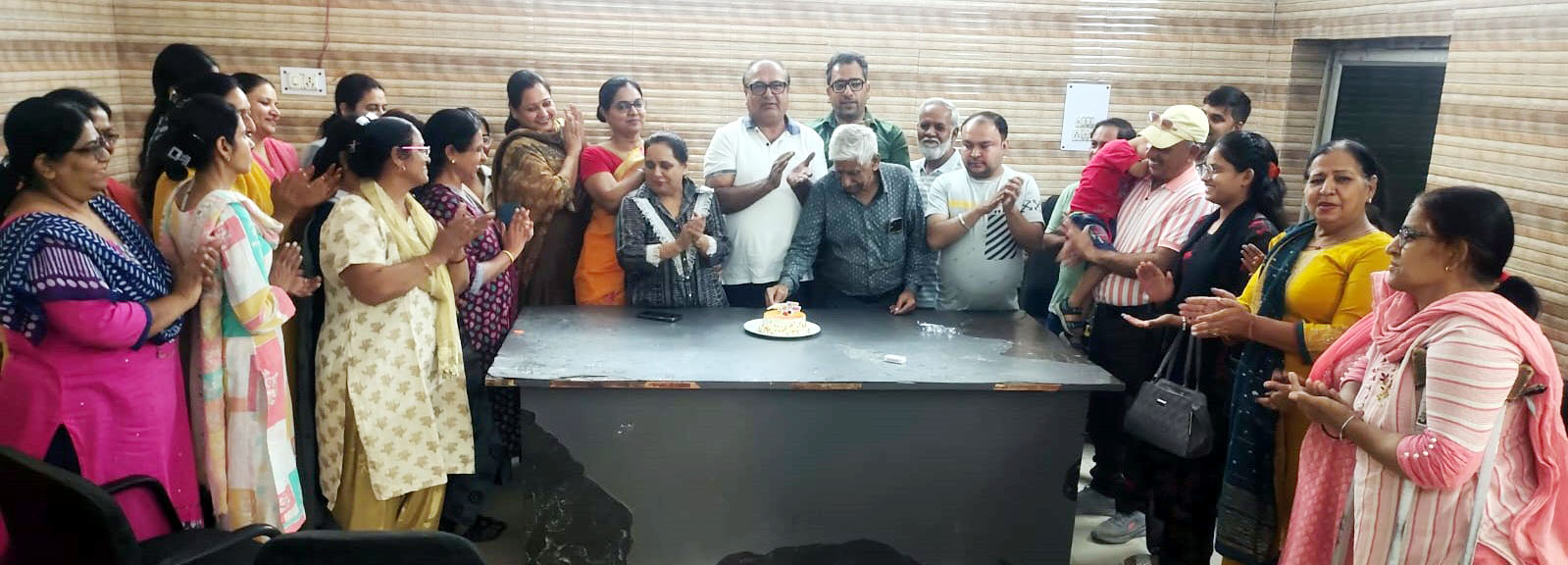 फरीदाबाद जिले का स्थापना दिवस मनाते लोग फरीदाबाद जिले का स्थापना दिवस मनाते लोग