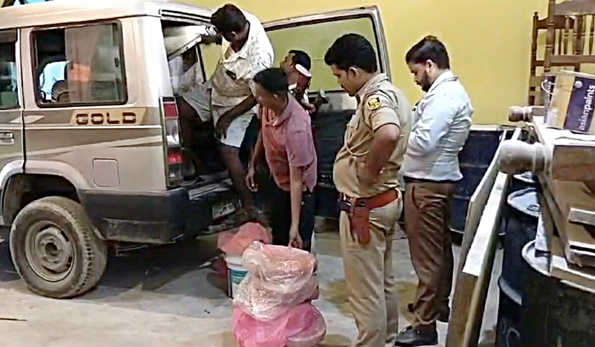 गाड़ी से गांजा उतारते पुलिसकर्मी गाड़ी से गांजा उतारते पुलिसकर्मी