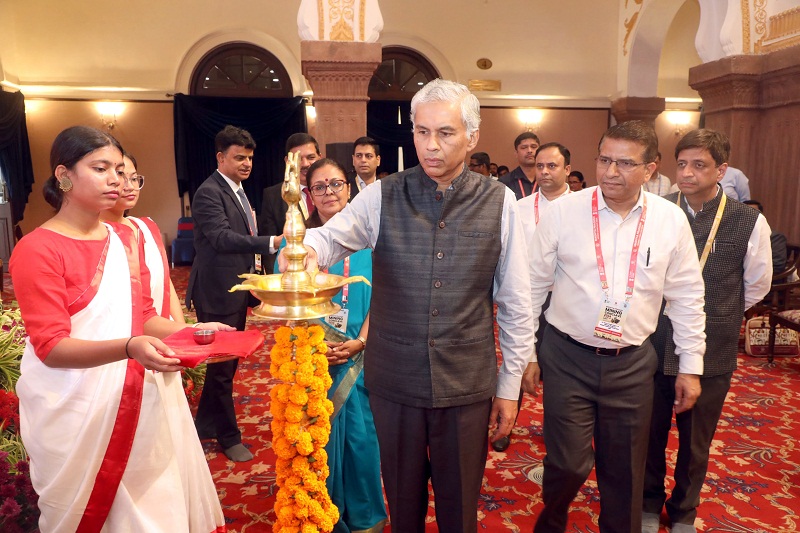 मध्य प्रदेश माइनिंग कॉन्क्लेव-2024 की शुरुआत करते हुए प्रमुख सचिव अनुराग जैन मध्य प्रदेश माइनिंग कॉन्क्लेव-2024 की शुरुआत करते हुए प्रमुख सचिव अनुराग जैन