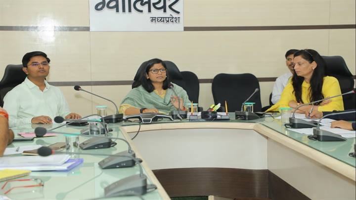 स्वच्छता सर्वेक्षण 2024 की तैयारियों की समीक्षा करते हुए कलेक्टर रुचिका चौहान स्वच्छता सर्वेक्षण 2024 की तैयारियों की समीक्षा करते हुए कलेक्टर रुचिका चौहान
