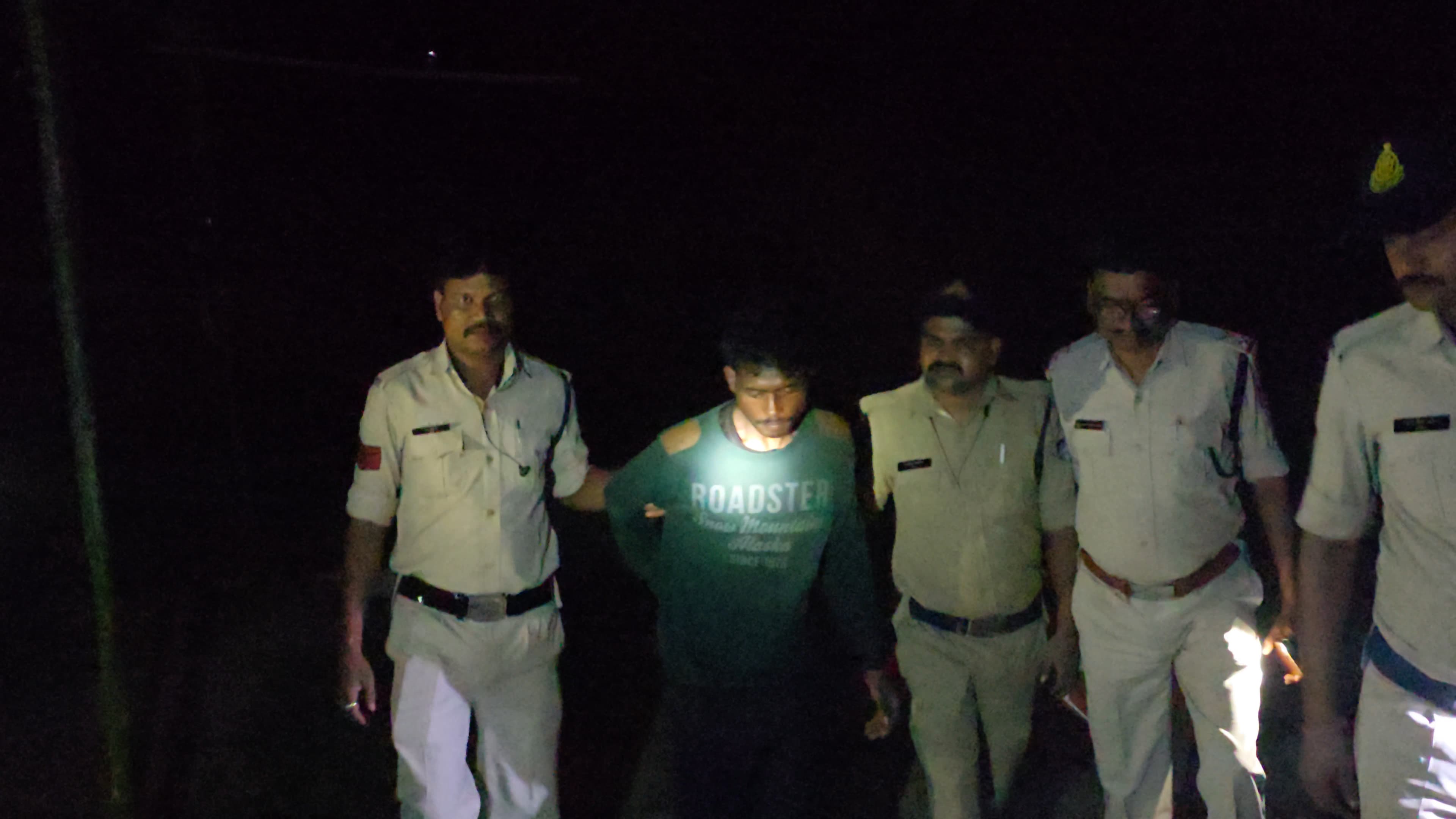 युवक को कुआं से बाहर निकाल कर ले जाते युवक को कुआं से बाहर निकाल कर ले जाते
