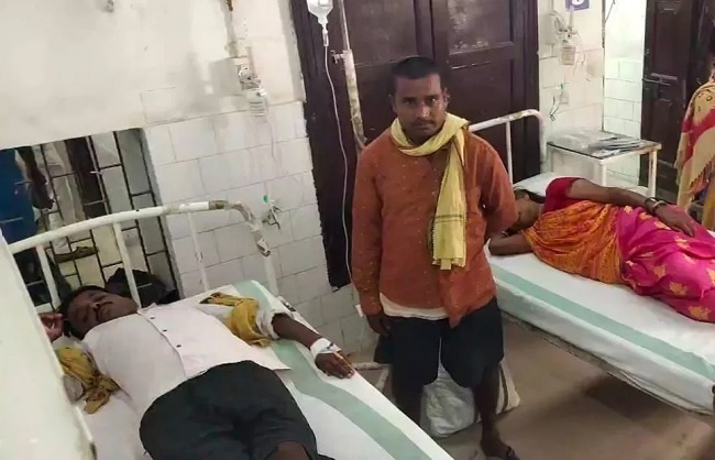 संदिग्ध अवस्थ में अस्पताल में भर्ति लोग और उनके परिजन संदिग्ध अवस्थ में अस्पताल में भर्ति लोग और उनके परिजन