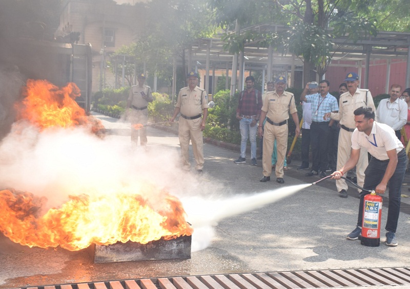 पुलिस मुख्यालय में फायर सेफ्टी का प्रशिक्षण लेते हुए सुरक्षाकर्मी पुलिस मुख्यालय में फायर सेफ्टी का प्रशिक्षण लेते हुए सुरक्षाकर्मी