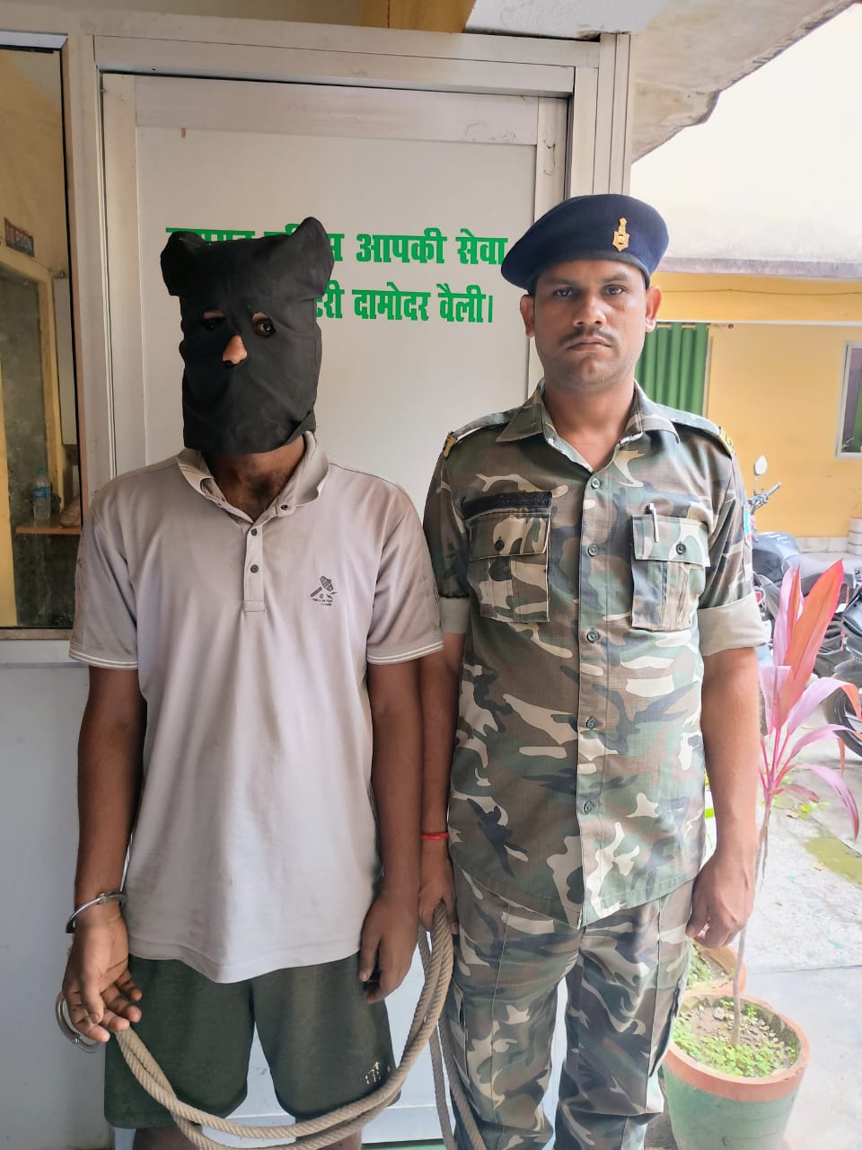 गिरफ्तार चोर गिरफ्तार चोर