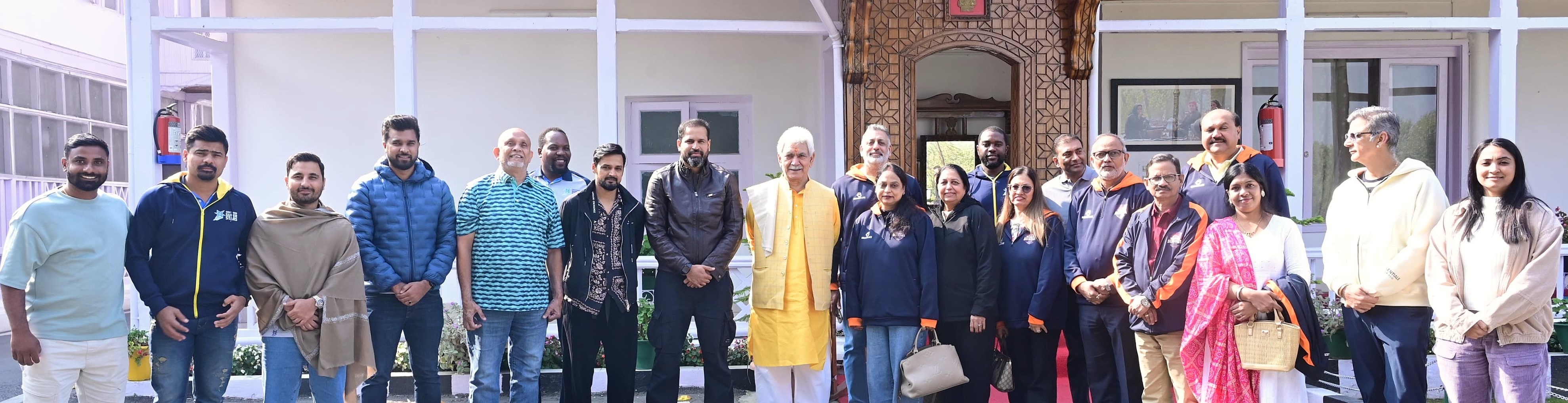 उपराज्यपाल ने राजभवन में लीजेंड्स लीग क्रिकेट की विजेता और उपविजेता टीमों से भेंट की उपराज्यपाल ने राजभवन में लीजेंड्स लीग क्रिकेट की विजेता और उपविजेता टीमों से भेंट की