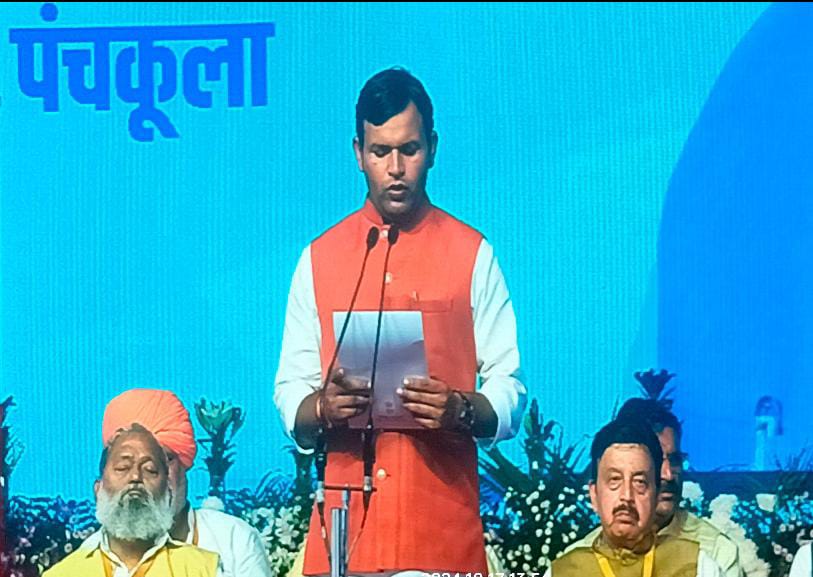 गौरव गौतम मंत्री पद की शपथ लेते हुए गौरव गौतम मंत्री पद की शपथ लेते हुए
