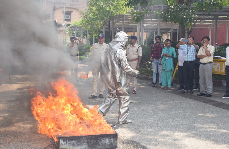 पुलिस मुख्यालय में फायर सेफ्टी का प्रशिक्षण लेते हुए सुरक्षाकर्मी पुलिस मुख्यालय में फायर सेफ्टी का प्रशिक्षण लेते हुए सुरक्षाकर्मी