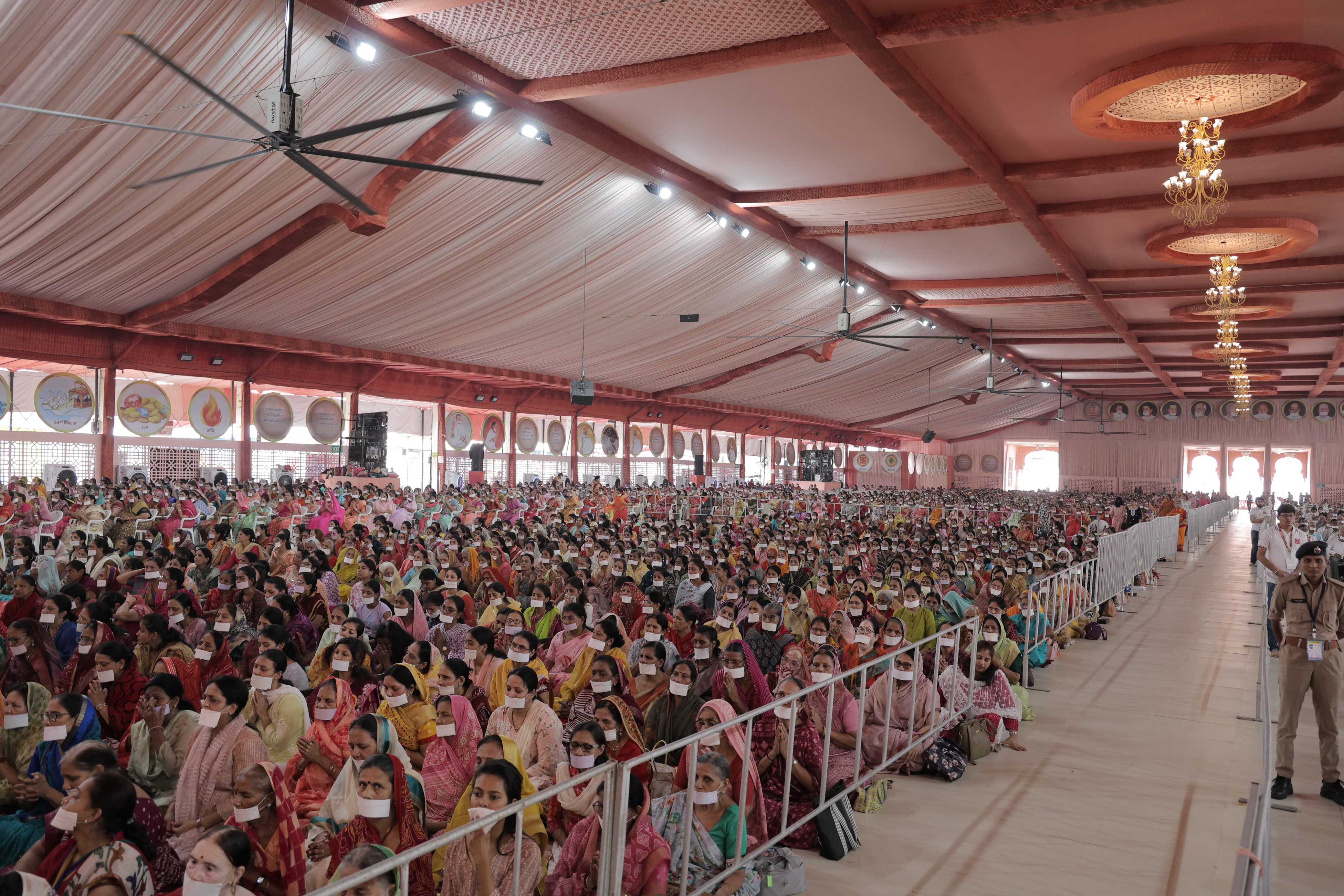 सूरत के वेसू स्थित भगवान महावीर कॉलेज में जैन आचार्य महाश्रमण और आरएसएस प्रमुख मोहन भागवत की उपस्थिति में आयोजित कार्यक्रम में उपस्थित जन-समुदाय।