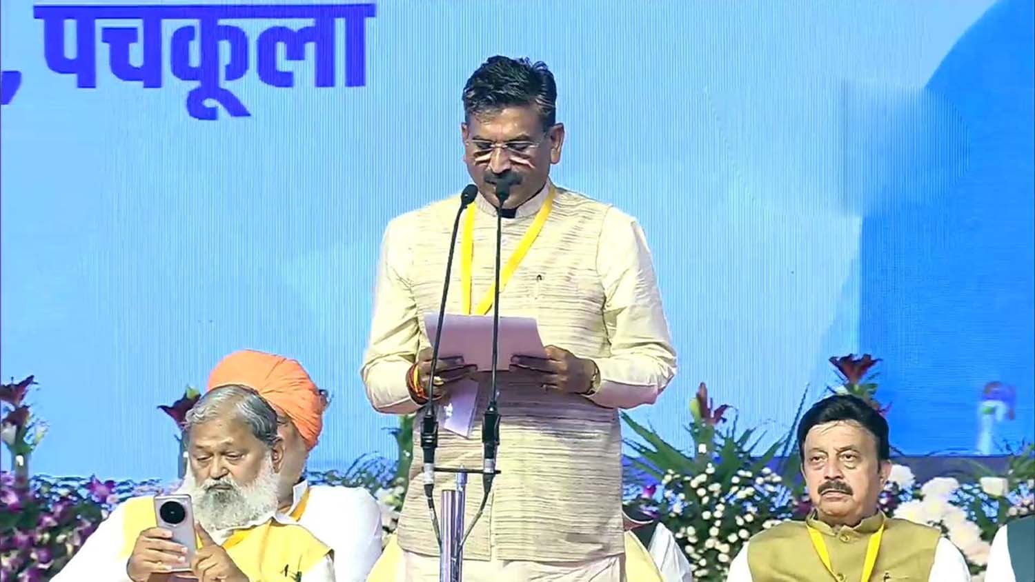 राज्यमंत्री कृष्ण बेदी शपथ लेते हुए। राज्यमंत्री कृष्ण बेदी शपथ लेते हुए।