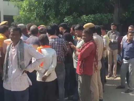 हॉस्पिटल की मॉर्च्युरी के बाहर प्रदर्शन हॉस्पिटल की मॉर्च्युरी के बाहर प्रदर्शन