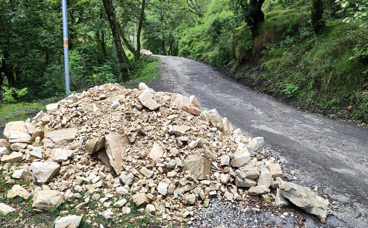 देवाल मोटर मार्ग पर सोलिंग का कार्य आधा अधूरा। देवाल मोटर मार्ग पर सोलिंग का कार्य आधा अधूरा।