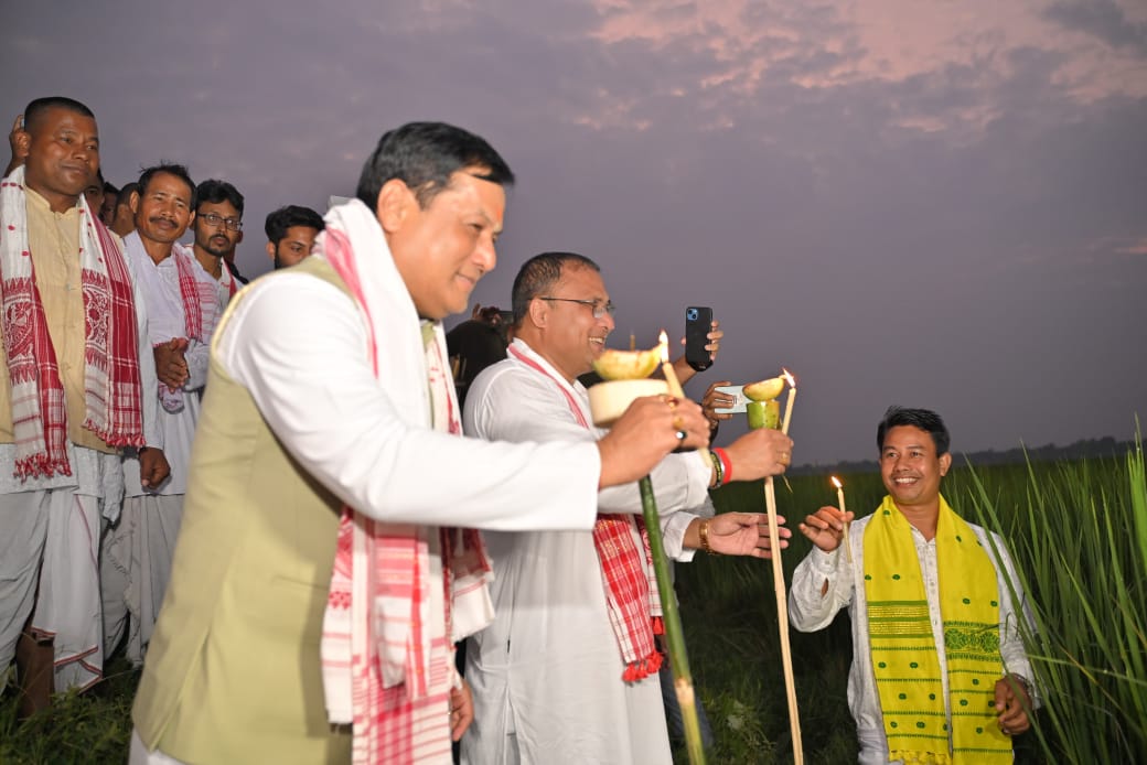 केंद्रीय मंत्री सर्बानंद सोनोवाल ने मनाई काती बिहू की परंपरा केंद्रीय मंत्री सर्बानंद सोनोवाल ने मनाई काती बिहू की परंपरा
