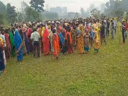 पेड़ों की कटाई को लेकर ग्रामीणों का विरोध पेड़ों की कटाई को लेकर ग्रामीणों का विरोध
