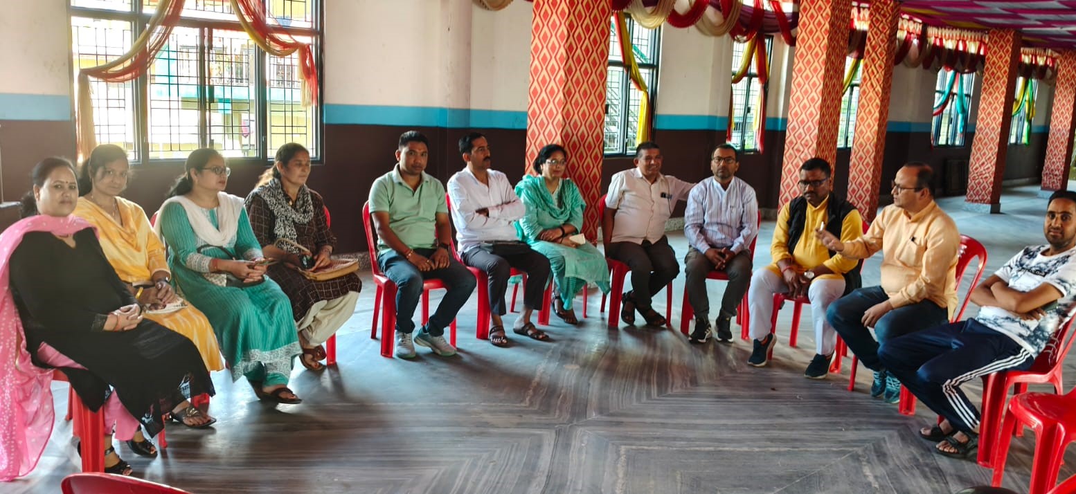 गोपेश्वर में ओपीएस की मांग को लेकर बैठक करते हुए कर्मचारी। गोपेश्वर में ओपीएस की मांग को लेकर बैठक करते हुए कर्मचारी।