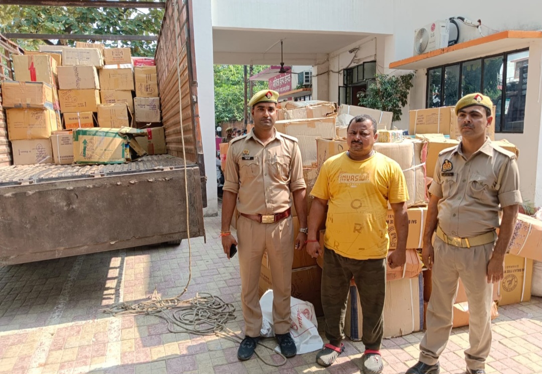 पटाखे के साथ गिरफ्तार शख्स पटाखे के साथ गिरफ्तार शख्स