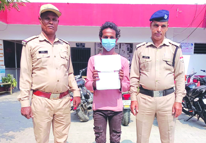 पुलिस गिरफ्त में आरोपित पुलिस गिरफ्त में आरोपित