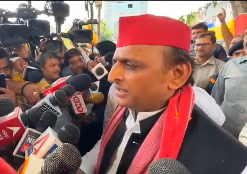 लखनऊ में पत्रकारों से महाराष्ट्र दौरे और चुनाव की जानकारी देते सपा अध्यक्ष अखिलेश यादव लखनऊ में पत्रकारों से महाराष्ट्र दौरे और चुनाव की जानकारी देते सपा अध्यक्ष अखिलेश यादव