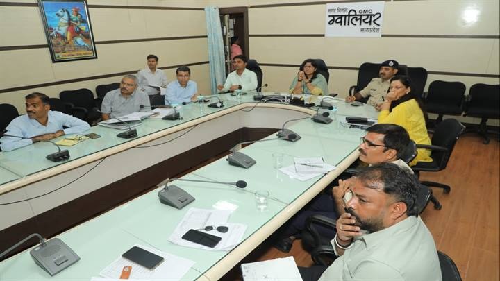 शहर की यातायात व्यवस्था को लेकर बैठक लेते हुए कलेक्टर रुचिका चौहान शहर की यातायात व्यवस्था को लेकर बैठक लेते हुए कलेक्टर रुचिका चौहान