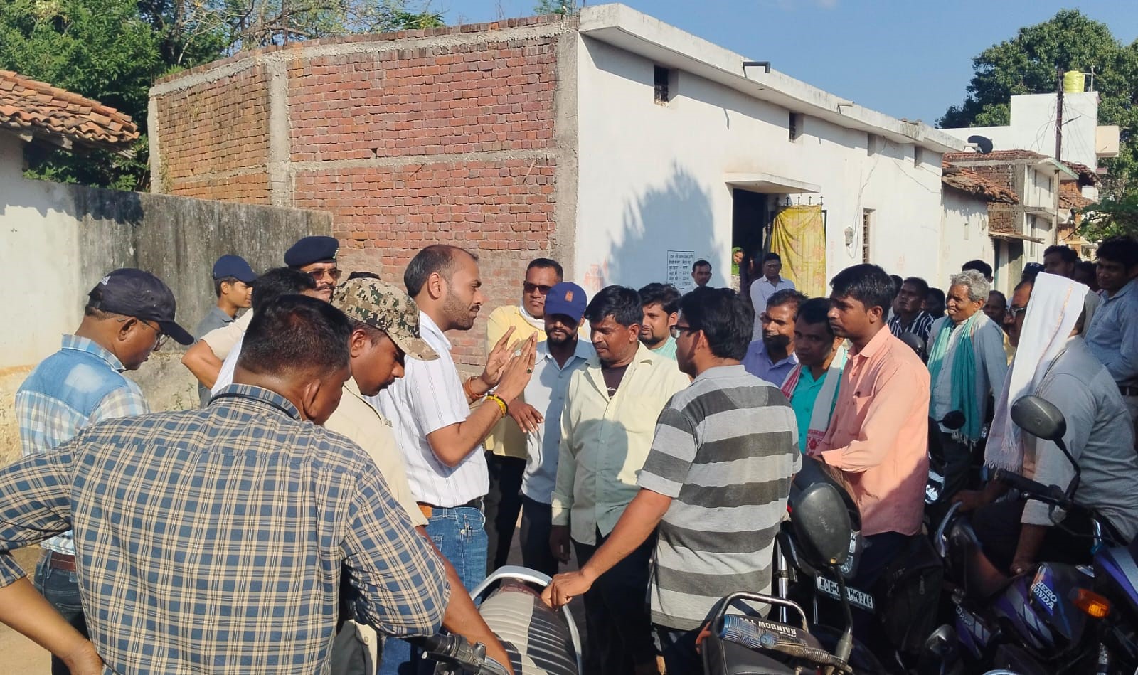 मतांतरित परिवार के सदस्यों को समझाते हुए एसडीएम डा विभोर अग्रवाल व अन्य अधिकारी। मतांतरित परिवार के सदस्यों को समझाते हुए एसडीएम डा विभोर अग्रवाल व अन्य अधिकारी।