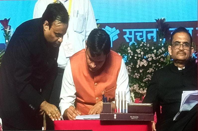 शपथ लेने के बाद गौरव गौतम हस्ताक्षर करते हुए शपथ लेने के बाद गौरव गौतम हस्ताक्षर करते हुए