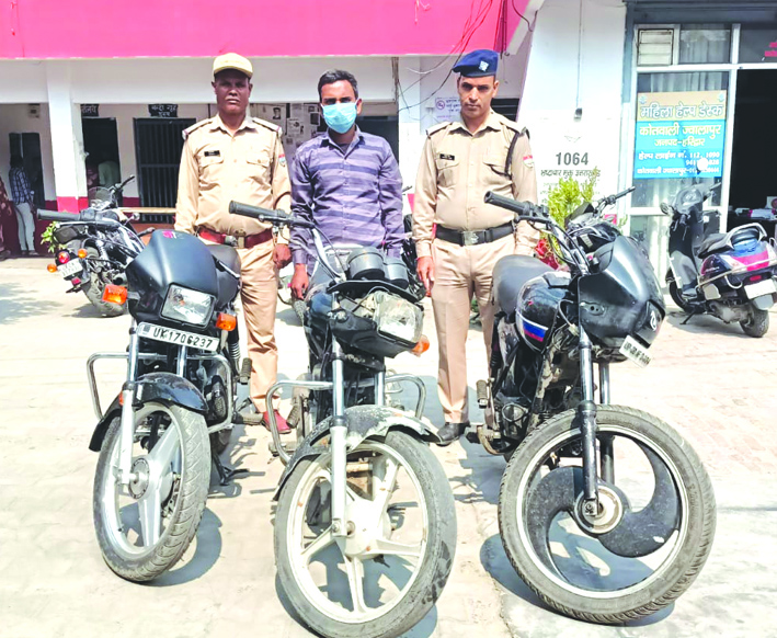 पुलिस गिरफ्त में आरोपित पुलिस गिरफ्त में आरोपित