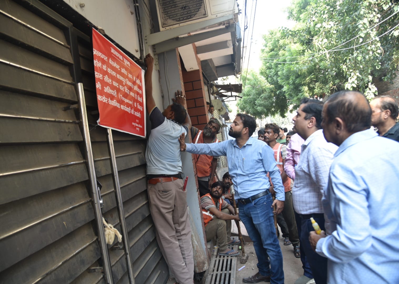 बेसमेंट को सील करते केडीए के अधिकारी बेसमेंट को सील करते केडीए के अधिकारी