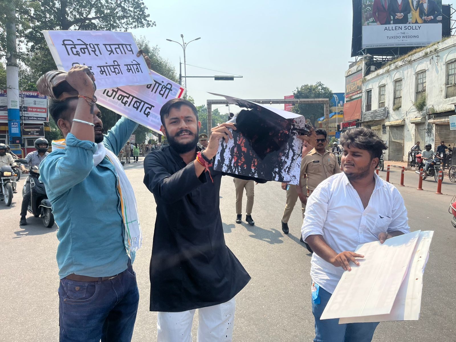 दिनेश के पोस्टर पर कालिख पोतते कांग्रेस कार्यकर्ता दिनेश के पोस्टर पर कालिख पोतते कांग्रेस कार्यकर्ता