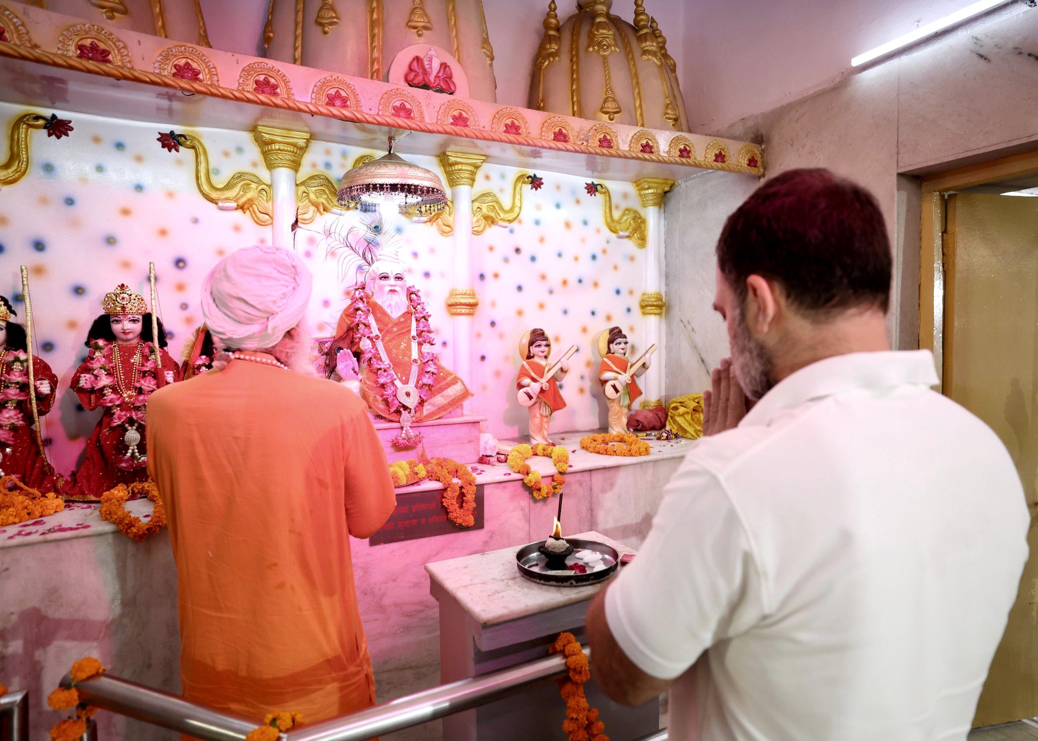 वाल्मीकि मंदिर में पूजा-अर्चना करते राहुल गांधी। वाल्मीकि मंदिर में पूजा-अर्चना करते राहुल गांधी।