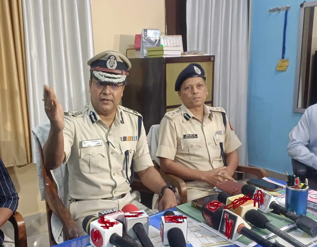 मीडियाकर्मियों से बात करते हुए राज्य के एडीजी (दक्षिण बंगाल) सुप्रतीम सरकार मीडियाकर्मियों से बात करते हुए राज्य के एडीजी (दक्षिण बंगाल) सुप्रतीम सरकार