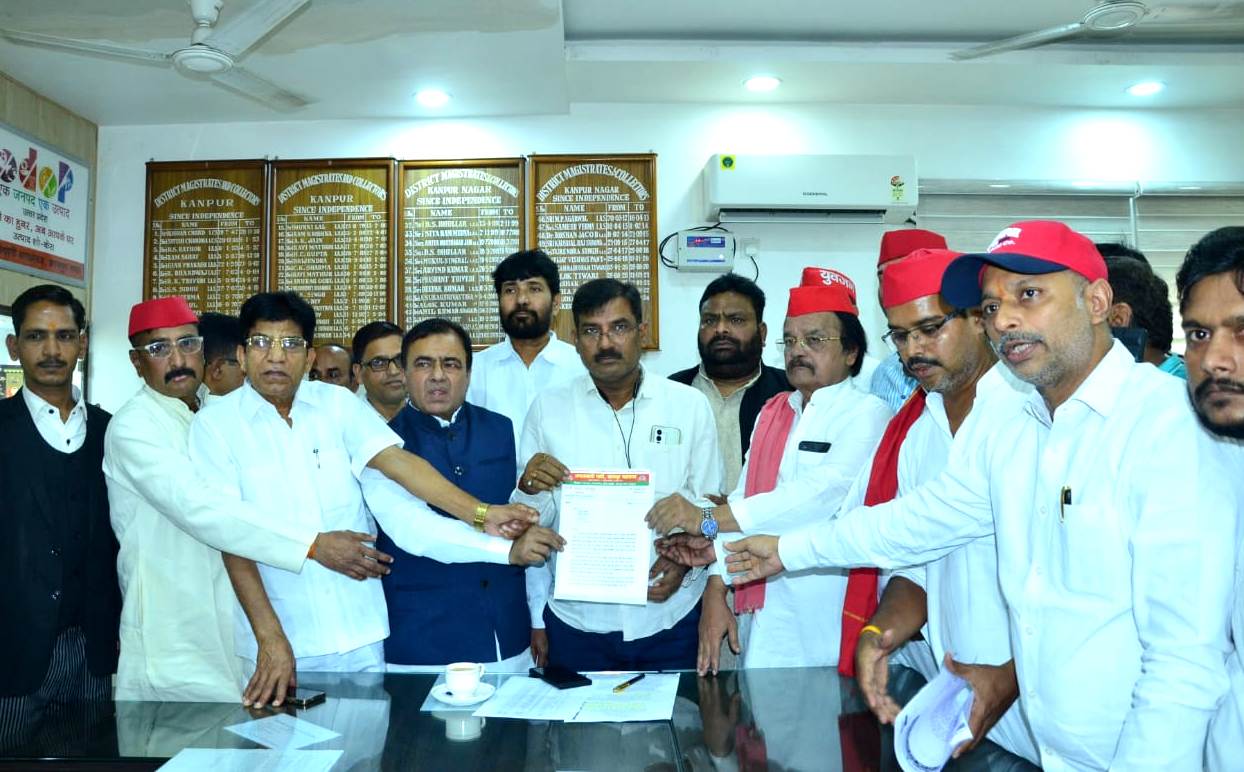 एसडीएम न्यायिक को ज्ञापन सौंपते सपा प्रतिनिध मंडल एसडीएम न्यायिक को ज्ञापन सौंपते सपा प्रतिनिध मंडल