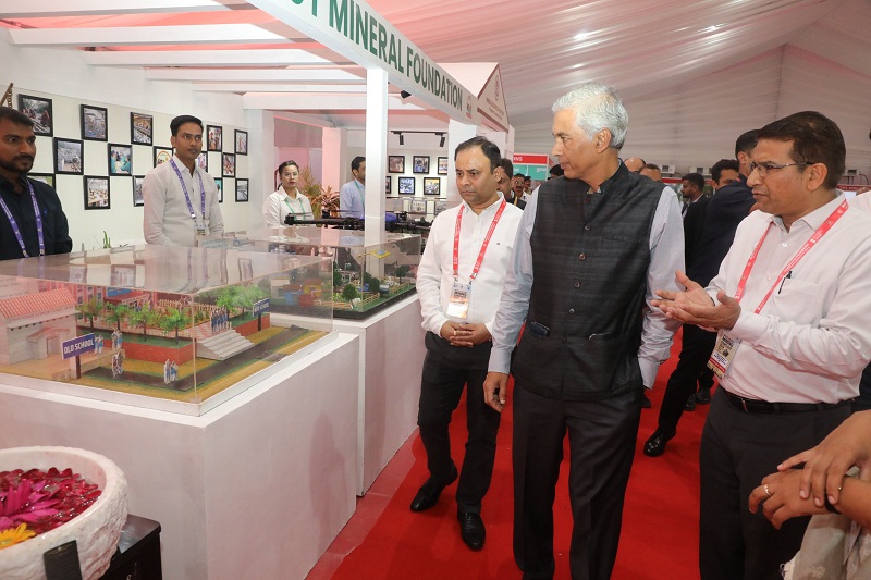 मध्य प्रदेश माइनिंग कॉन्क्लेव-2024 की प्रदर्शनी का अवलोकन करते हुए प्रमुख सचिव अनुराग जैन मध्य प्रदेश माइनिंग कॉन्क्लेव-2024 की प्रदर्शनी का अवलोकन करते हुए प्रमुख सचिव अनुराग जैन