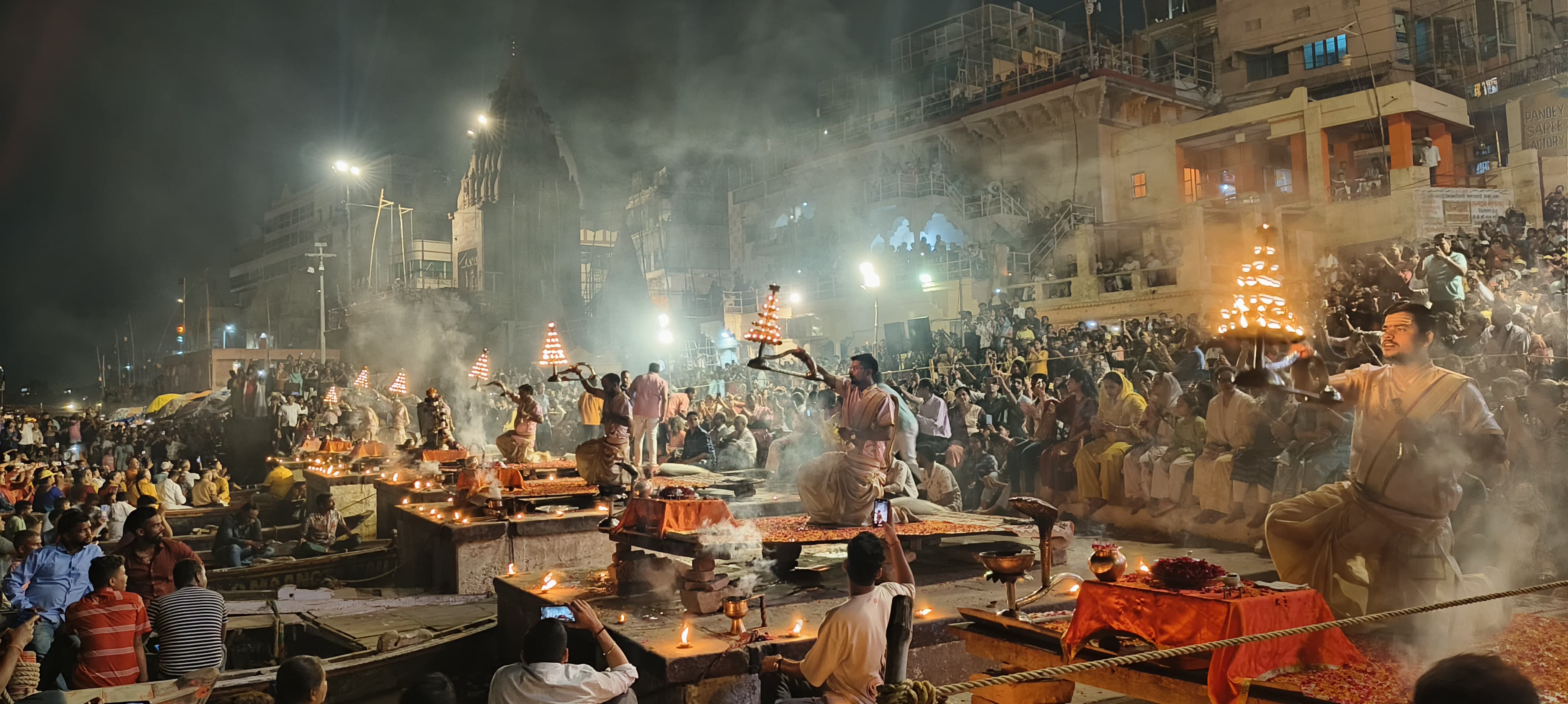 70 दिनों के बाद गंगा आरती में शामिल श्रद्धालु: फोटो बच्चा गुप्ता 70 दिनों के बाद गंगा आरती में शामिल श्रद्धालु: फोटो बच्चा गुप्ता