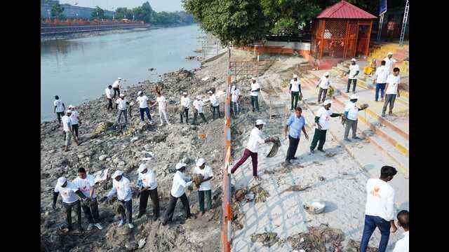 अकम्स के कर्मी सफाई करते हुए अकम्स के कर्मी सफाई करते हुए