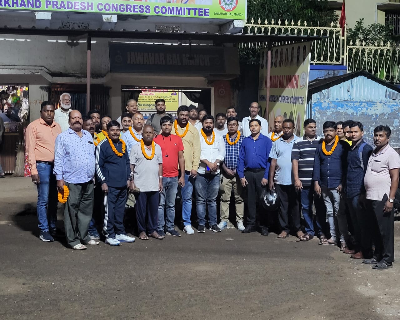 बैठक में शामिल लोग बैठक में शामिल लोग