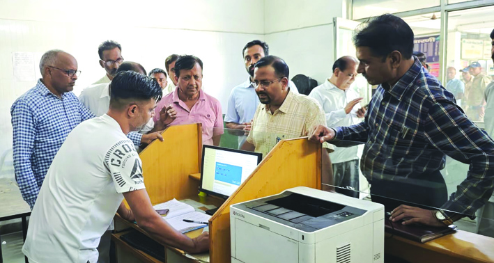 निरीक्षण करते हुए डीएम निरीक्षण करते हुए डीएम