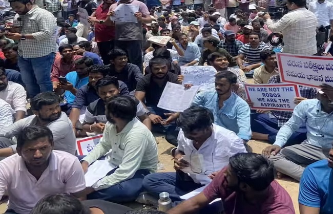 तेलंगाना में परीक्षाओं के पुनर्निर्धारण को लेकर अशोक नगर में शांतिपूर्ण विरोध प्रदर्शन किया