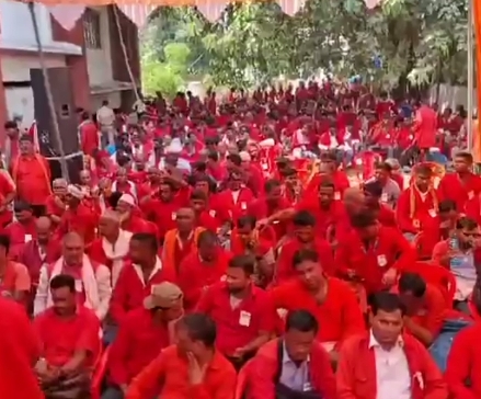 चारबाग रेलवे स्टेशन के बाहर जुटे कुली फोटो चारबाग रेलवे स्टेशन के बाहर जुटे कुली फोटो